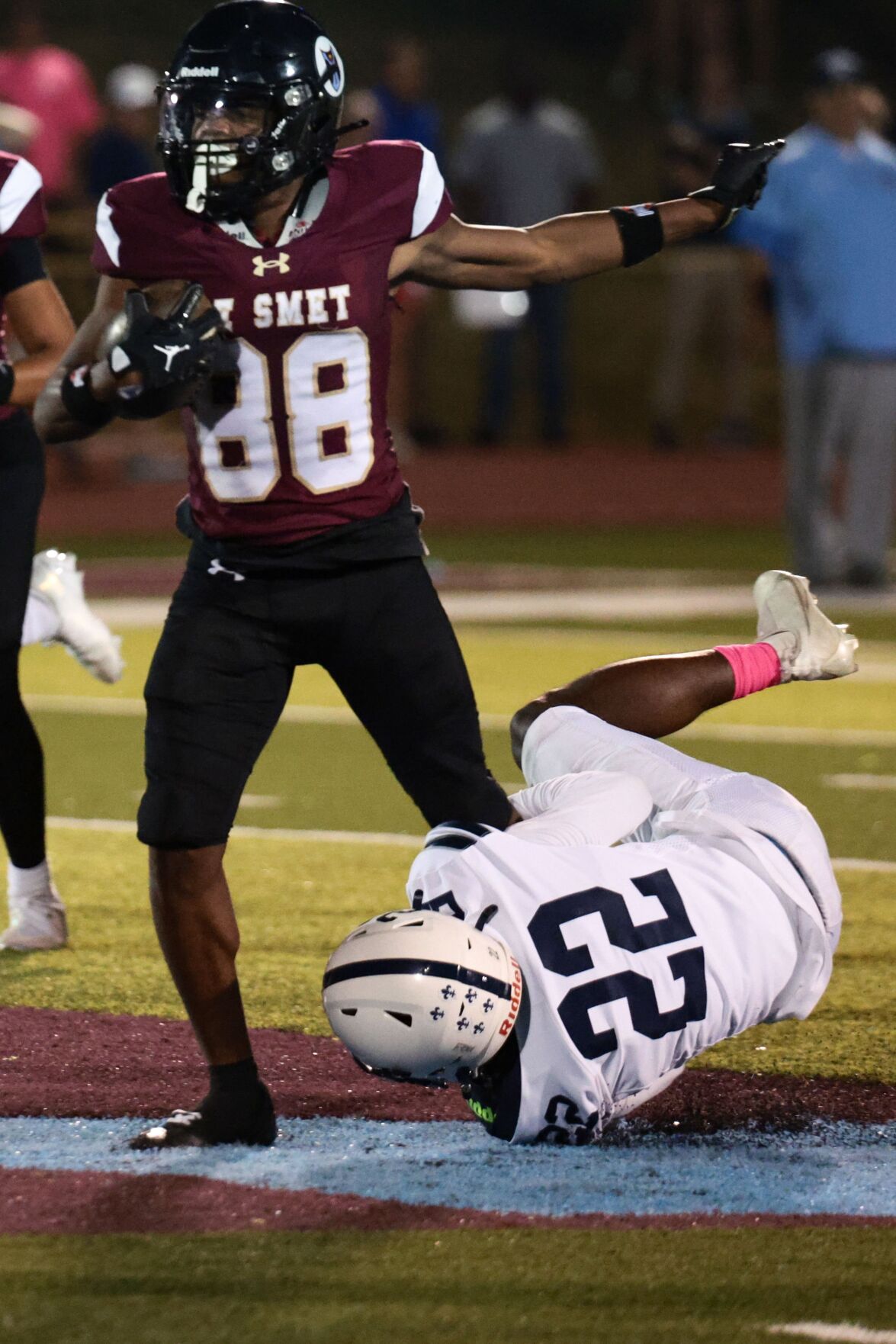 De Smet Jesuit High School football hosts 51黑料 University High School
